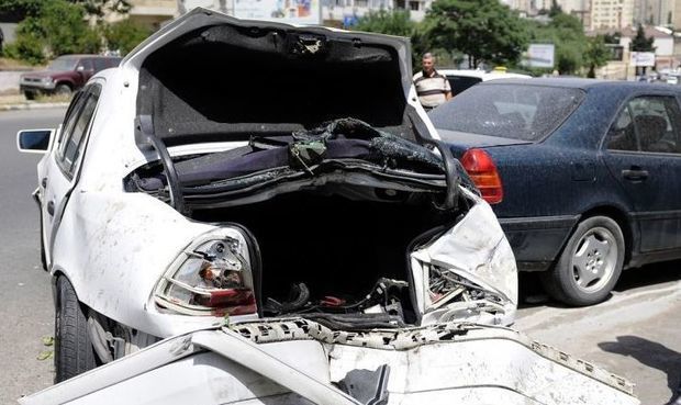 Автомобиль врезался в столб в Баку: есть жертва