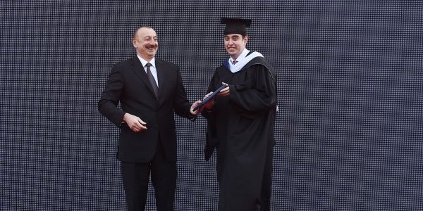 Prezident və ailəsi məzun günündə: Heydər Əliyev diplom aldı (FOTOLAR)