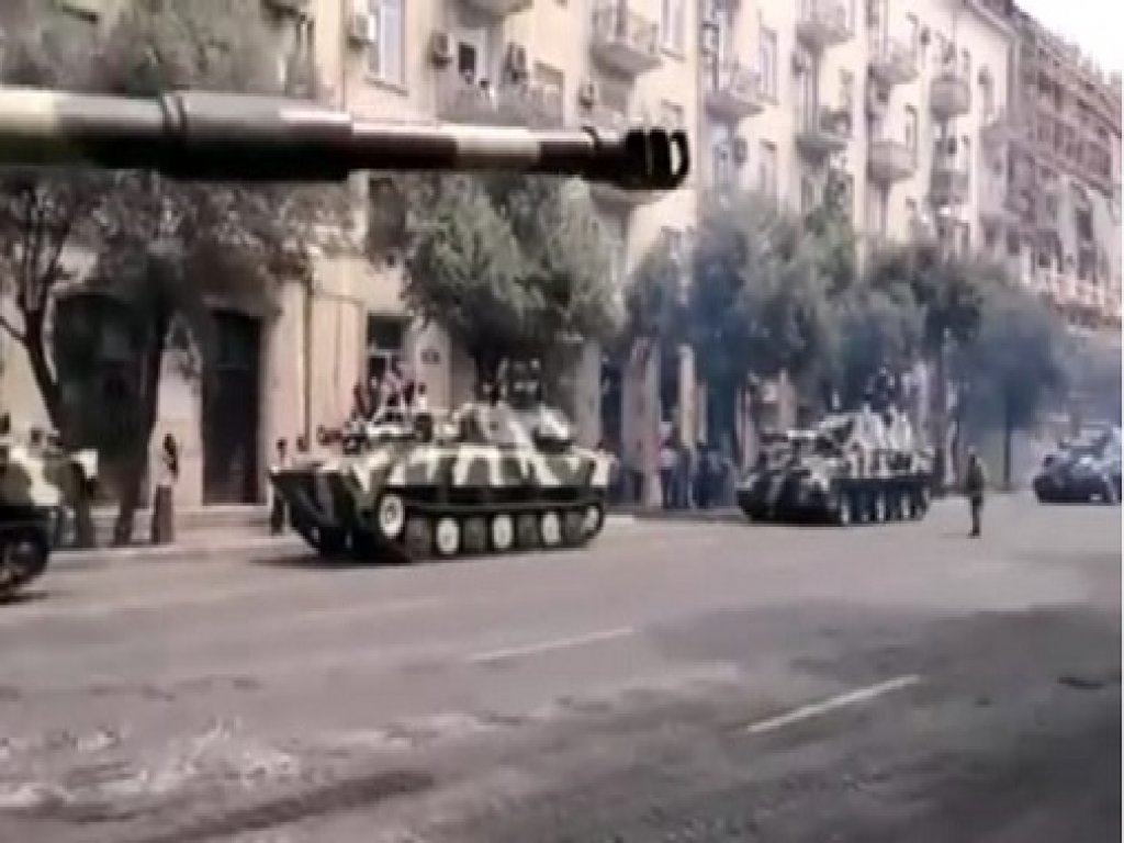 Tanklar Bakının mərkəzinə gətirildi-VİDEO