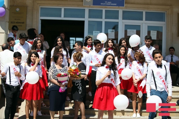 Сегодня в школах Азербайджана прозвенит последний звонок
