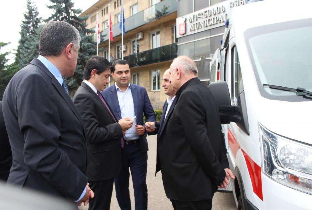 Фонд Алиева подарил Болниси автомобиль скорой