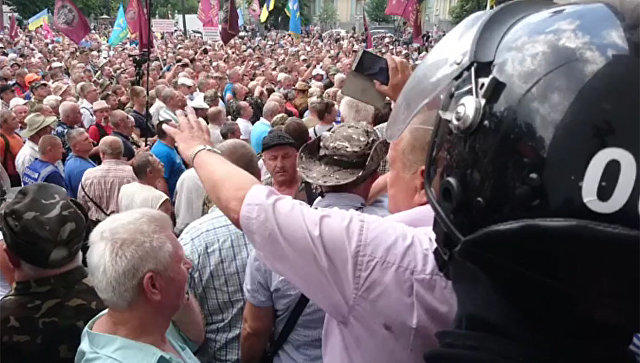 В центре Киева начались столкновения