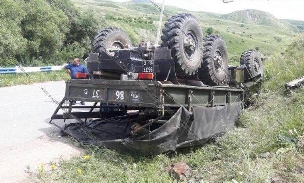 Ermənistanda hərbi avtomobil qəzaya uğrayıb — 6 ağır yaralı var + FOTO