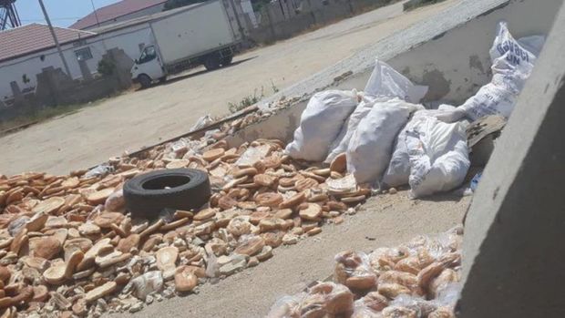 Сотни буханок хлеба выбросили на свалку в Баку – ФОТО