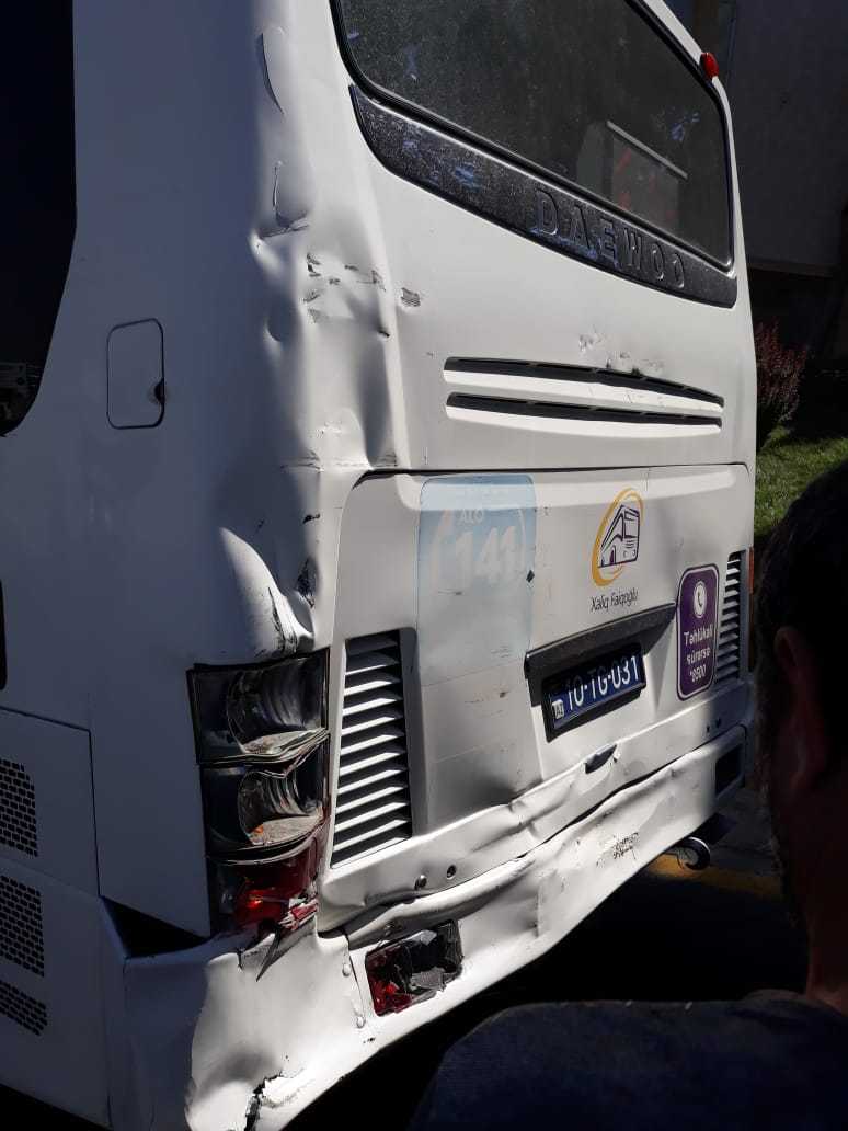 В Баку грузовик Shacman врезался в пассажирский автобус - ВИДЕО