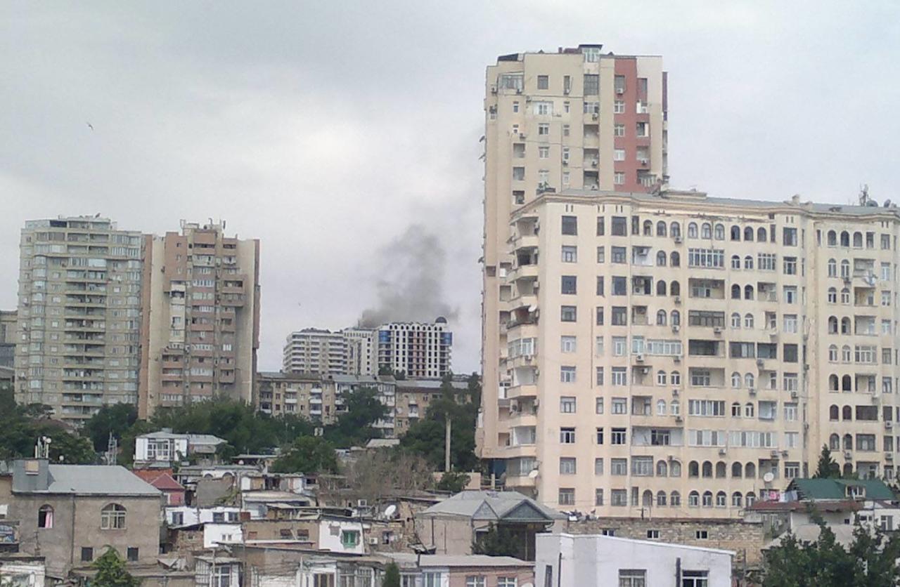 Пожар в жилой новостройке в Баку 