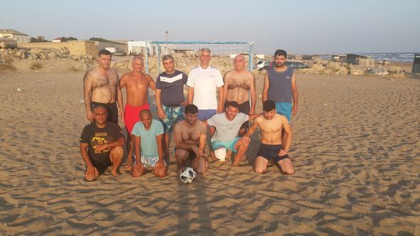 Deputat çimərlikdə futbol oynadı