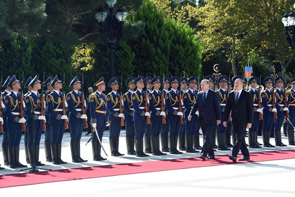 В Баку состоялась церемония официальной встречи президента Турции
