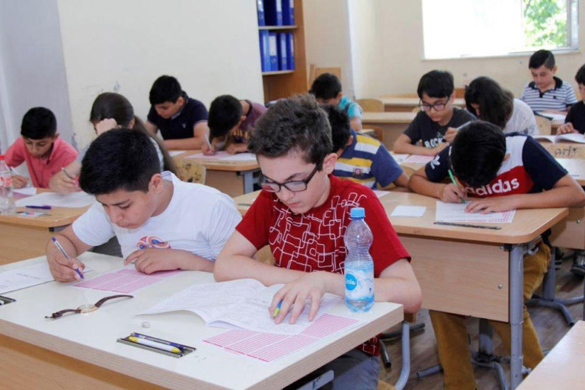 В Азербайджане началось размещение учащихся лицеев “İstək” в другие школы