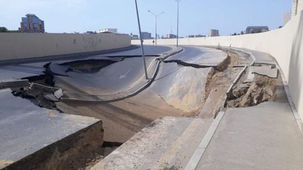 Под просевшей дорогой в Баку обнаружен тоннель – ФОТО