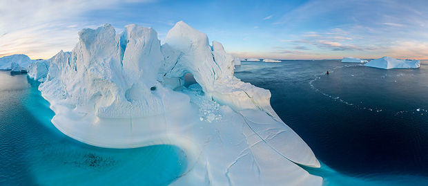 Гигантский айсберг угрожает Гренландии