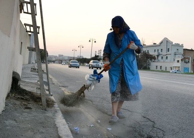В Баку уборщица работает со сломанной рукой - ФОТО