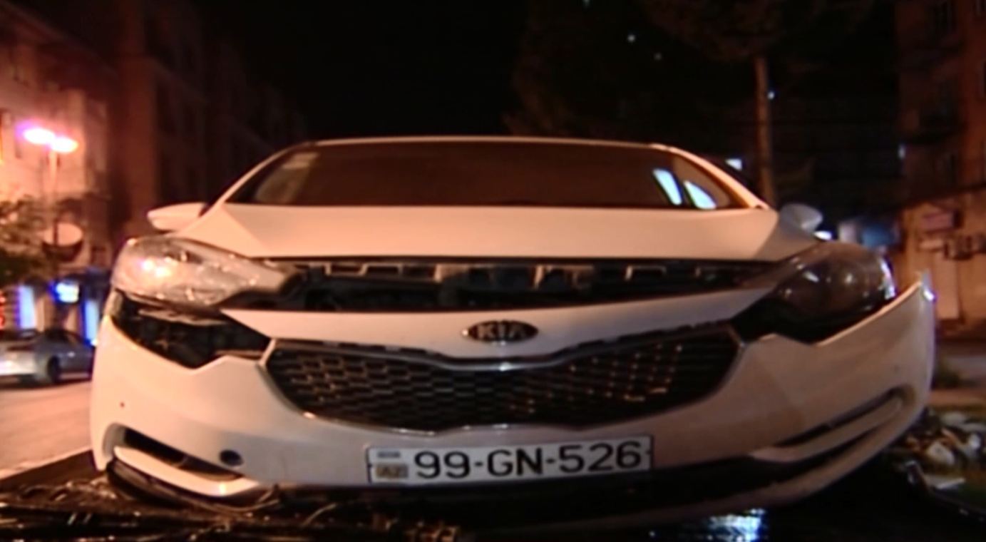 В Баку турист на арендованном автомобиле попал в ДТП - ВИДЕО 