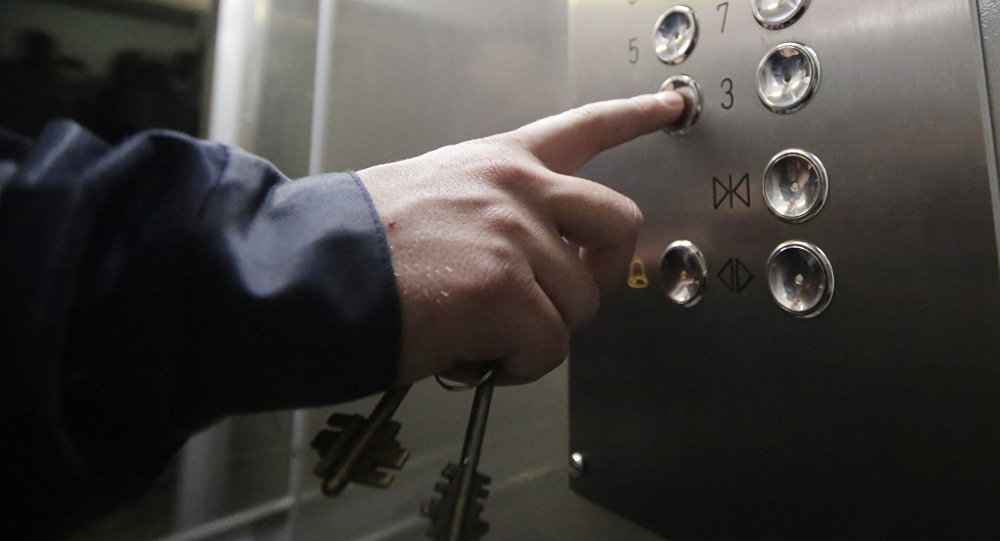 В бакинском лифте напали на девочку - ФОТО