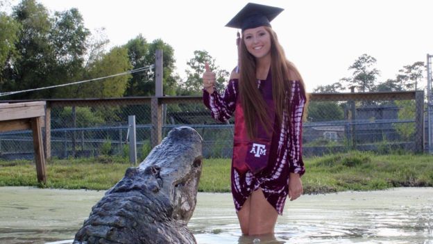 Американская студентка подружилась с аллигатором- ФОТО 