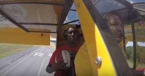 Американский баскетболист забросил мяч в кольцо прямо с самолета - ВИДЕО
