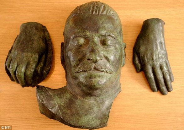 В Британии продали посмертную маску Сталина