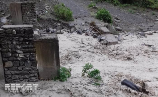В Азербайджане селевые потоки разрушили мост  - ВИДЕО