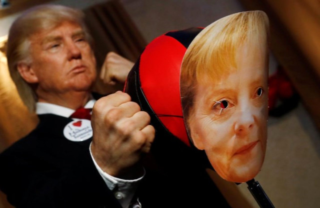 Trumpın Merkelə yumruq atdığı görüntü nümayiş olundu.