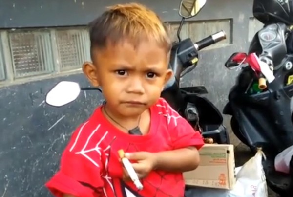 Двухлетний мальчик курит 40 сигарет в день - ВИДЕО