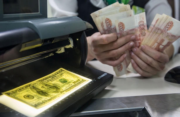 Dollar yenidən bahalaşdı: 68 rublu keçdi