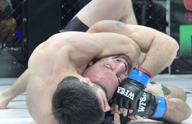 Hakim nokauta düşən MMA döyüşçüsünü “boğdu” - VİDEO