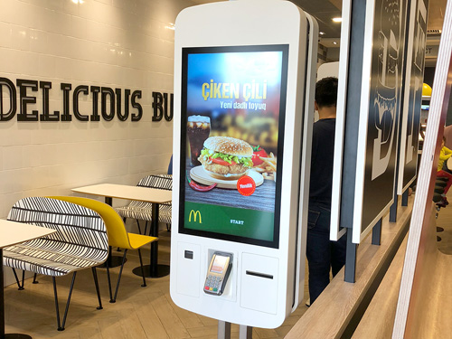В ресторанах McDonald`s  установлены  киоски самообслуживания