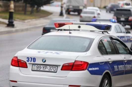 Sürücü maşınla polisi vurdu - Azəbaycanda