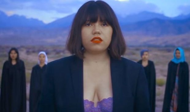 Кыргызской певице угрожают за клип в нижнем белье