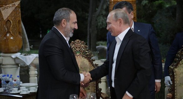 Путин кратко пообщался с Пашиняном в Душанбе