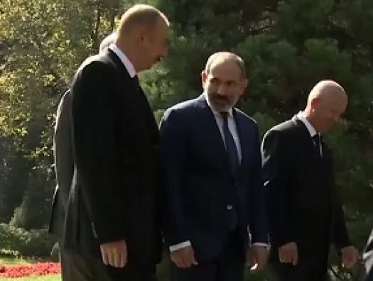 Ильхам Алиев пообщался с Пашиняном - ВИДЕО