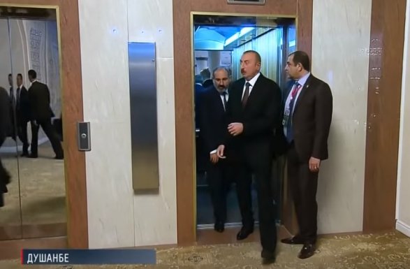Сенсационные кадры: Алиев и Пашинян в одном лифте - ВИДЕО