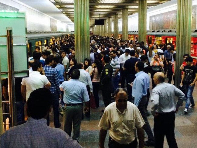 Metroda həyəcan: qatarlar boşaldıldı