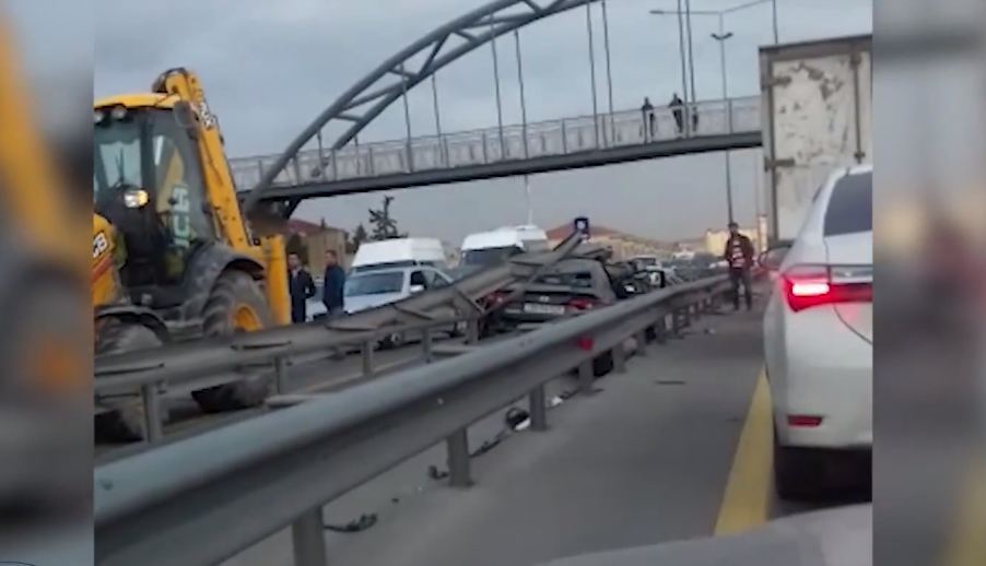 Авария на трассе Баку-Сумгайыт привела к пробке 