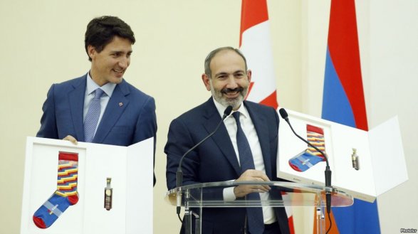 Пашинян подарил премьеру Канады носки