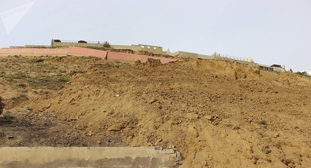 Принимаются экстренные меры для отвода грунтовых вод в оползневой зоне в поселке Бадамдар