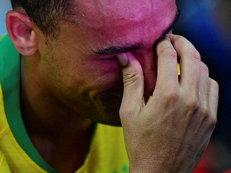 Zədələnən futbolçu meydanı ağlayaraq tərk etdi - FOTO