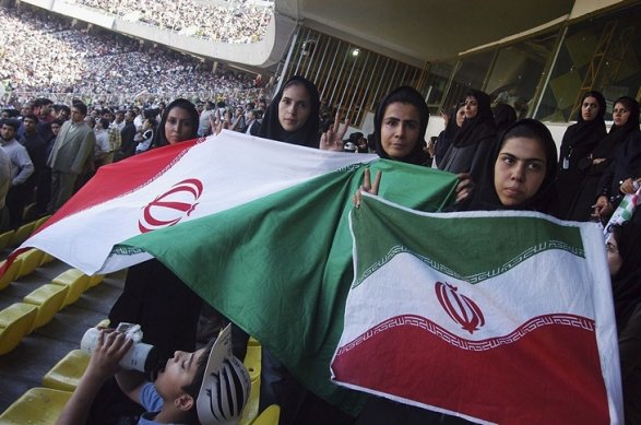 Иранкам снова запретили посещать футбольные матчи