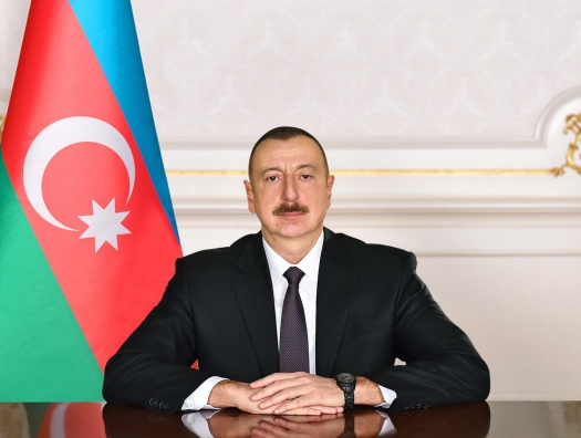 Ильхам Алиев наградил группу работников морского транспорта