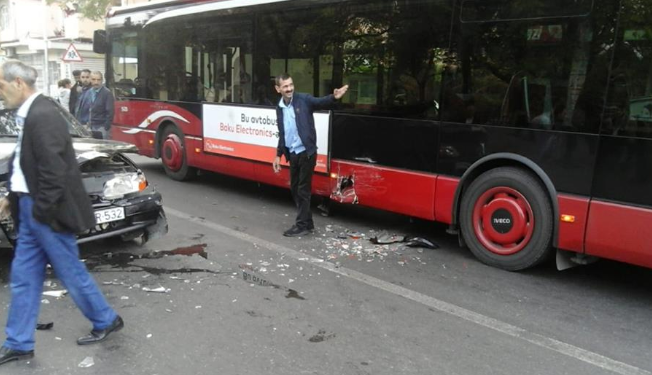 Bakıda “Bakubus” avtobusu qəzaya düşdü – Fotolar
