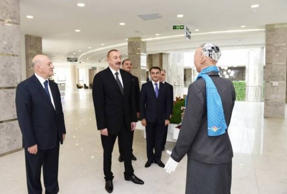 Ильхаму Алиеву представили робота Софию - ВИДЕО