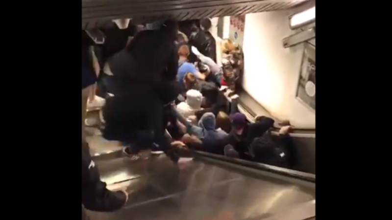 Metroda eskalator qırıldı - Yaralananlar var - VİDEO 