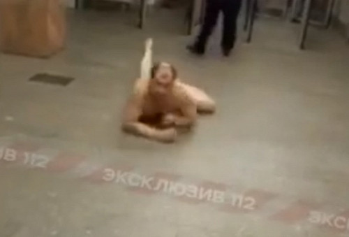 Голый мужчина прополз по вестибюлю московского метро - ВИДЕО