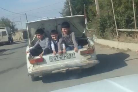 Водитель в Азербайджане прокатил детей в багажнике - ВИДЕО
