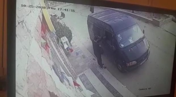 Кража из автомобиля в Баку попала на камеру - ВИДЕО