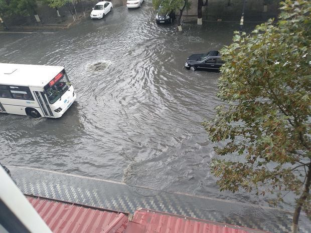 Дождливая погода привела к авариям в Баку