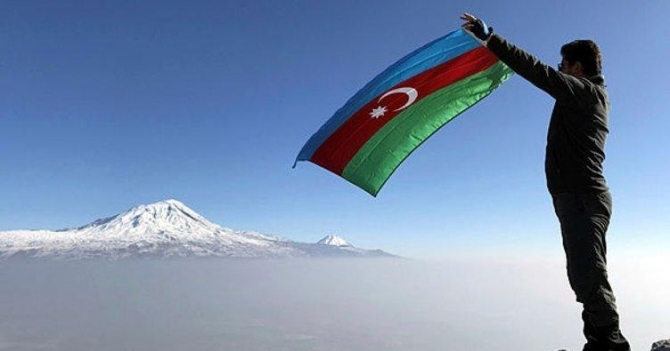 На вершине горы в Турции подняли флаг Азербайджана