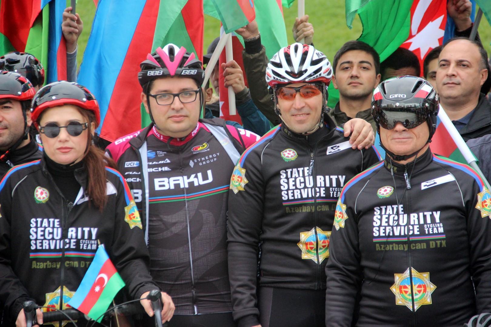 Mədət Quliyev Bakının mərkəzində velosiped sürdü - FOTO