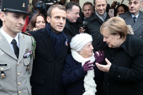 Во Франции Меркель перепутали с женой Макрона ВИДЕО