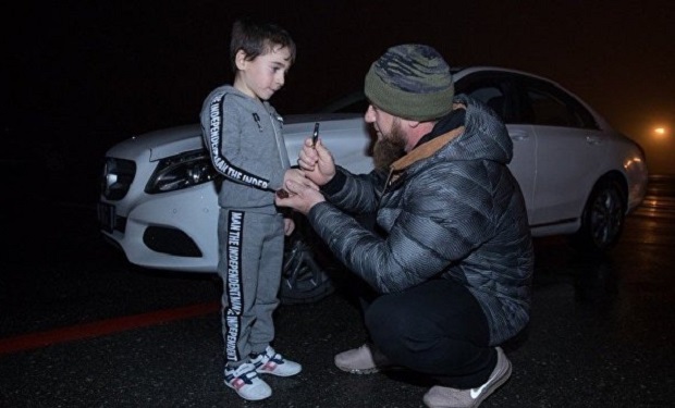 Ramzan Kadırov  5 yaşlı uşağa “Mercedes” bağışladı - VİDEO